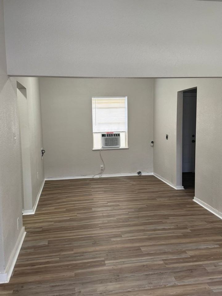 208 E Sabine St - Photo 4 of 5