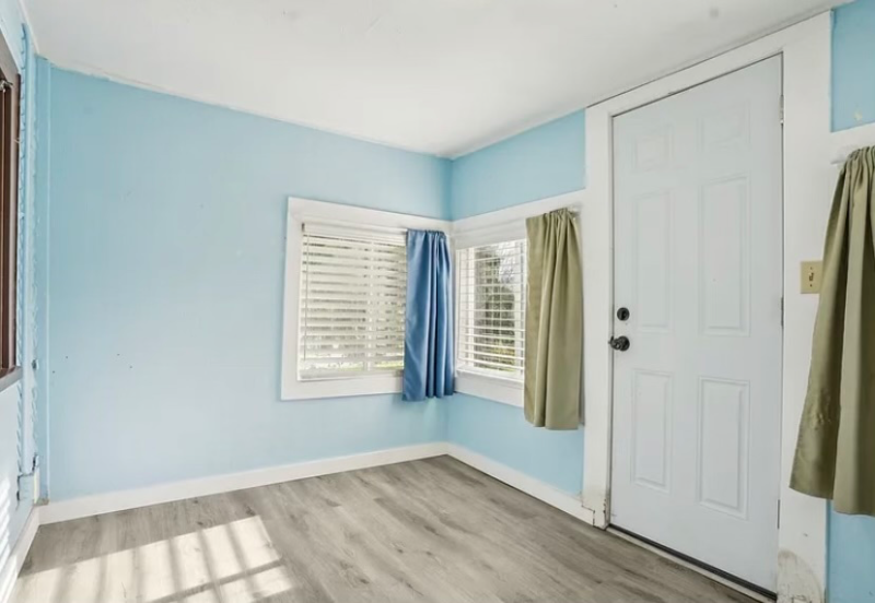 1202 W 20th St - Photo 3 of 5