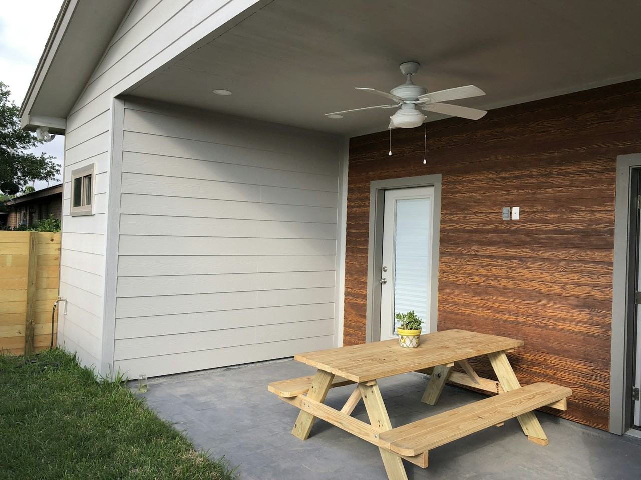 604 Camelot Drive - Photo 5 of 36