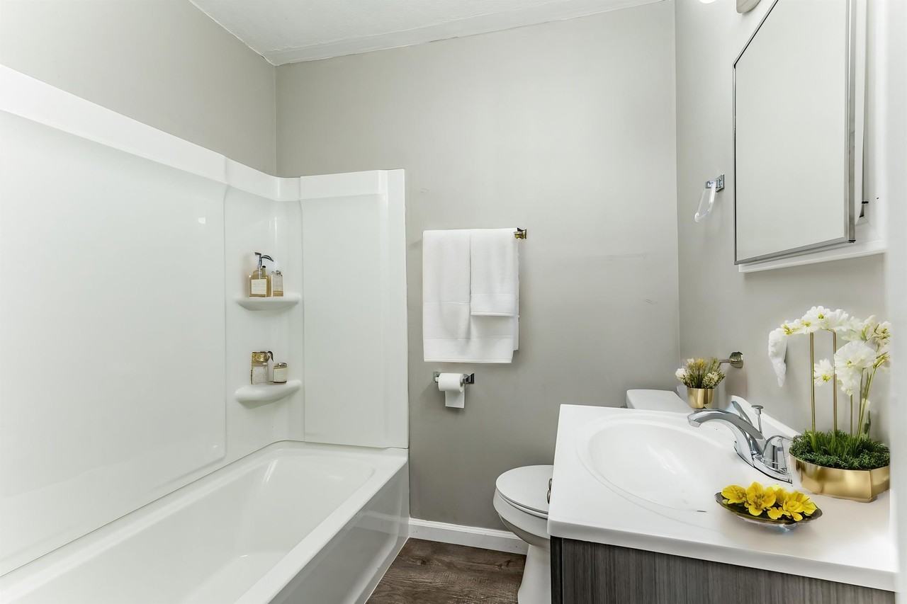 1514 E 3rd st - Photo 2 of 23