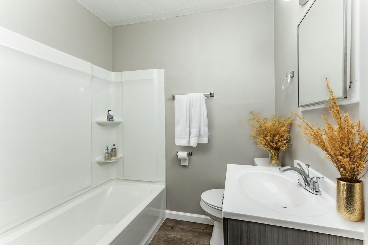 1514 E 3rd st - Photo 3 of 23