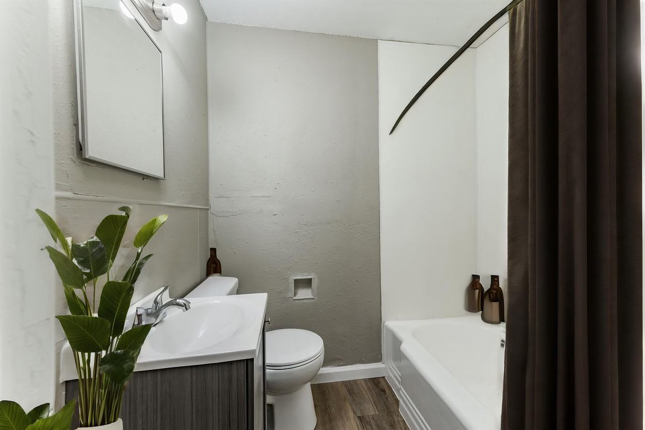 1514 E 3rd st - Photo 4 of 23