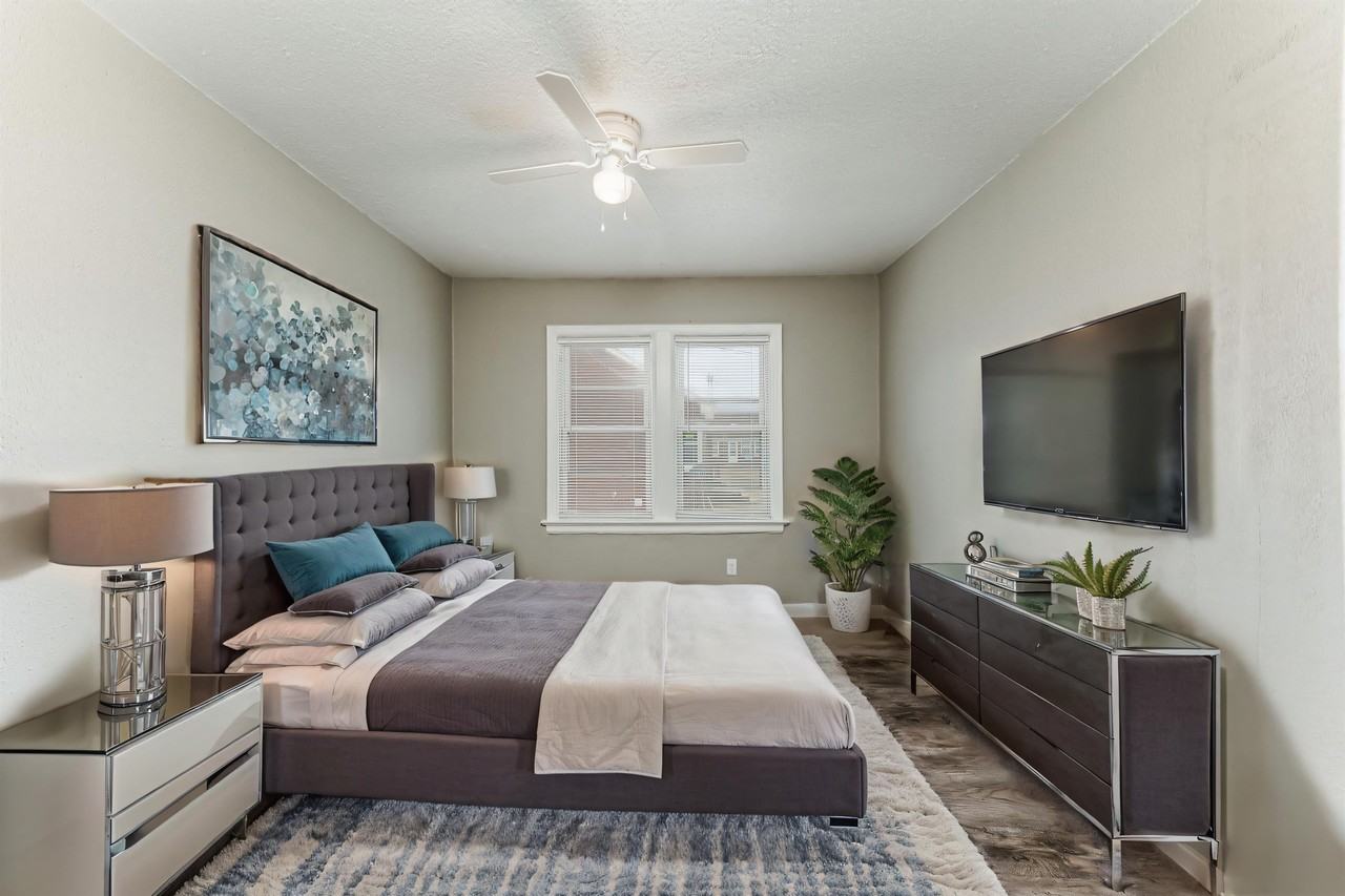 1514 E 3rd st - Photo 7 of 23