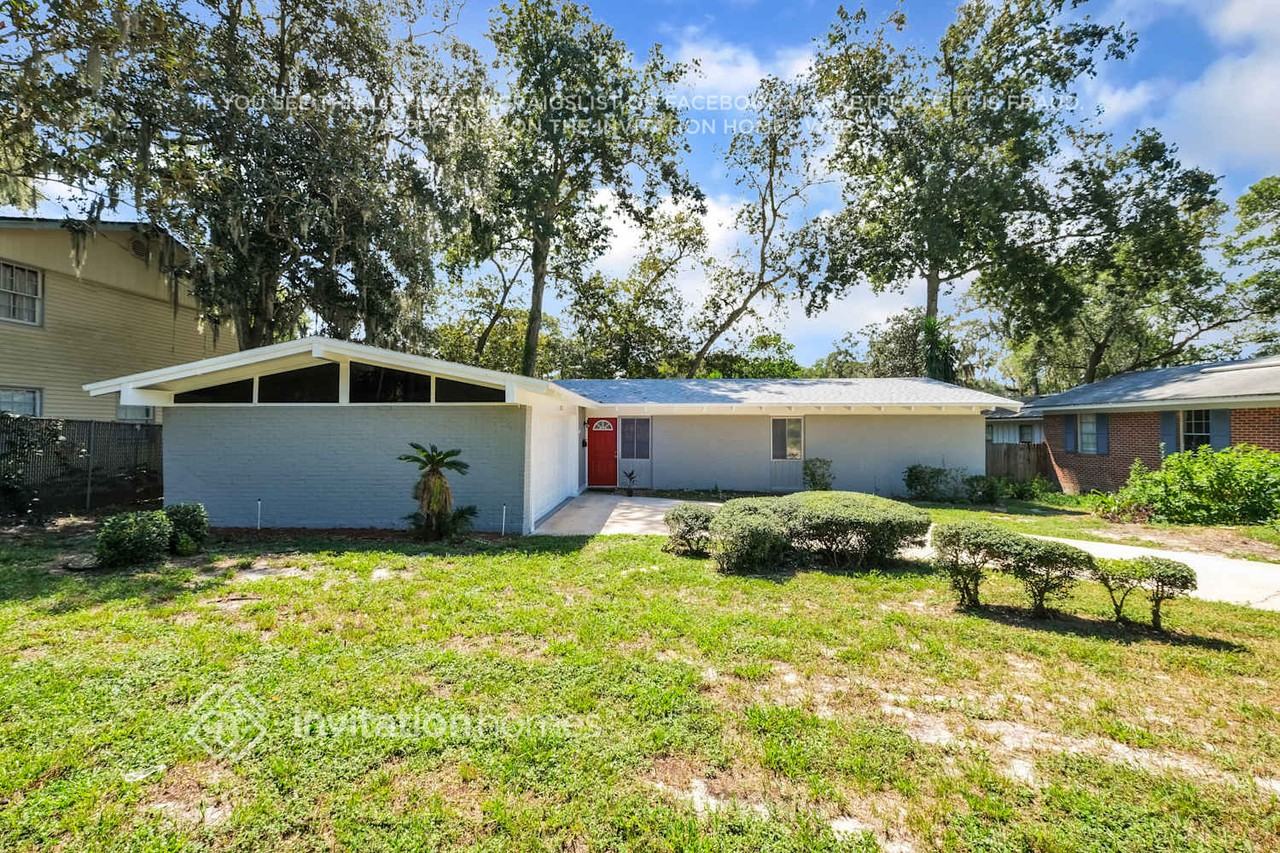 11758 Jocelyn Rd - Photo 2 of 23