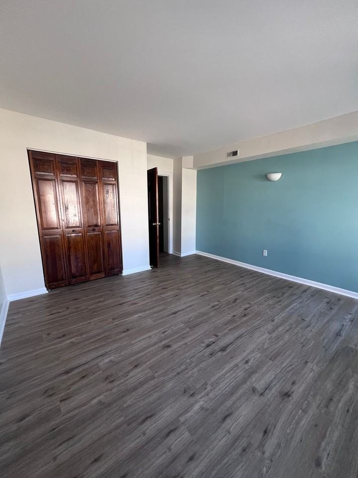 524 Saint Paul Pl - Photo 3 of 13