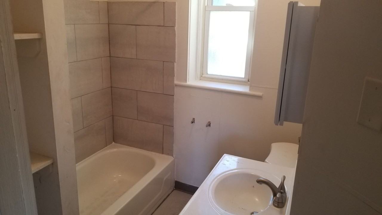 204 11th St - Photo 2 of 7