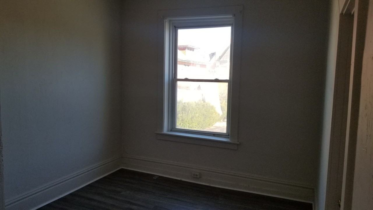 204 11th St - Photo 3 of 7