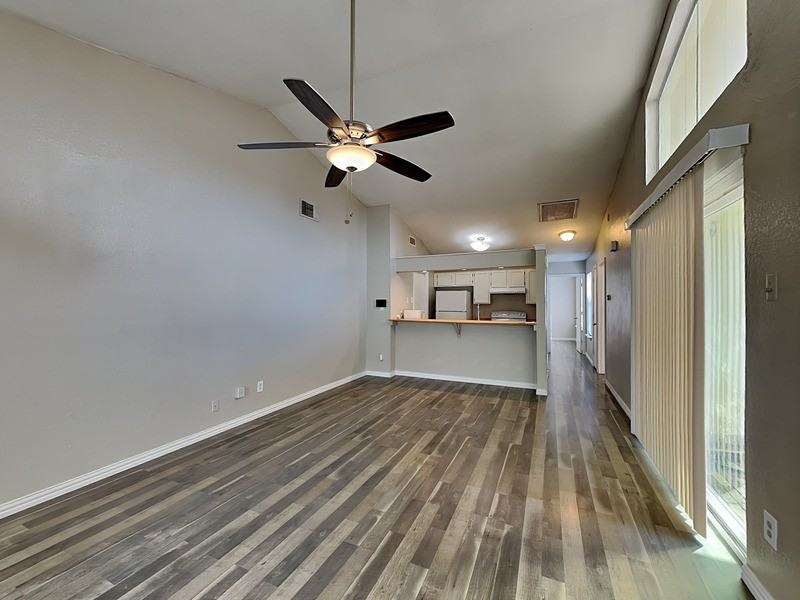1621 Scottsdale Dr - Photo 2 of 14