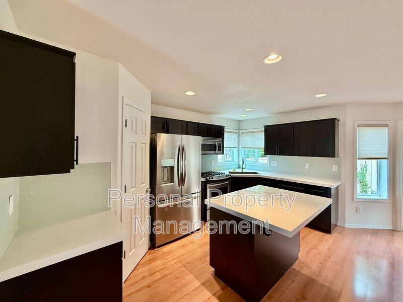 5327 N St - Photo 3 of 22