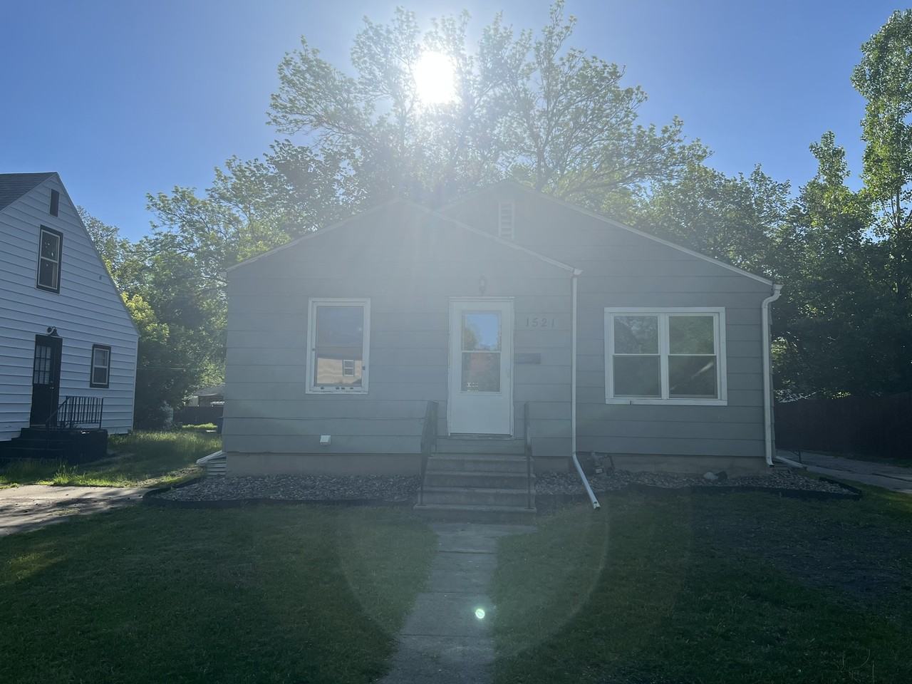 1521 10th St N - Photo 2 of 28