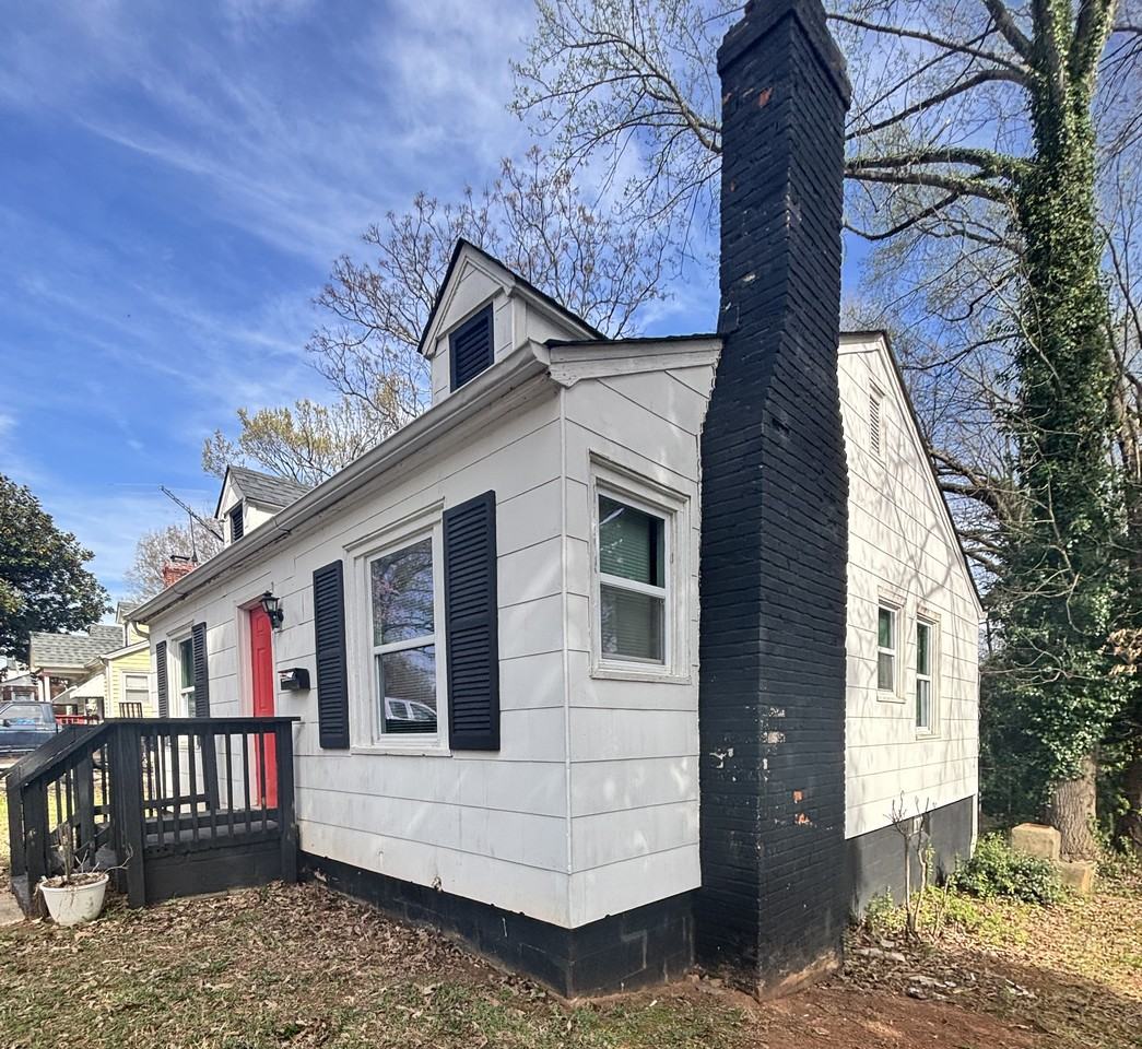 2721 Phillips Ave - Photo 2 of 12