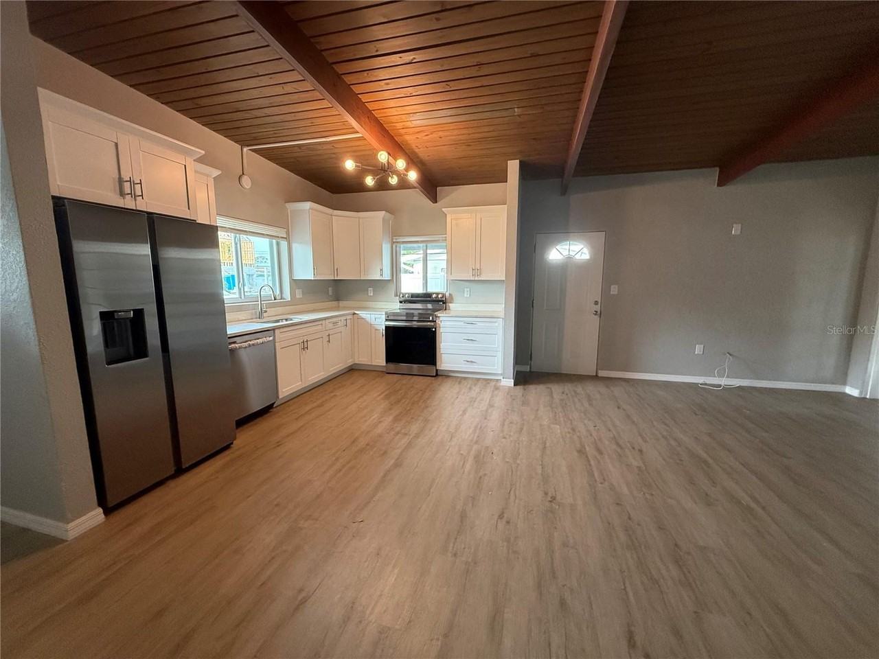 317 89th Ave Ne - Photo 3 of 12