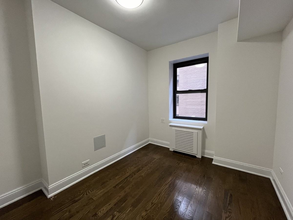 E 57th St #11B - Photo 5 of 8