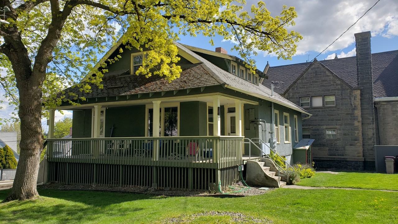 440 Ne Maple St #1 - Photo 2 of 14