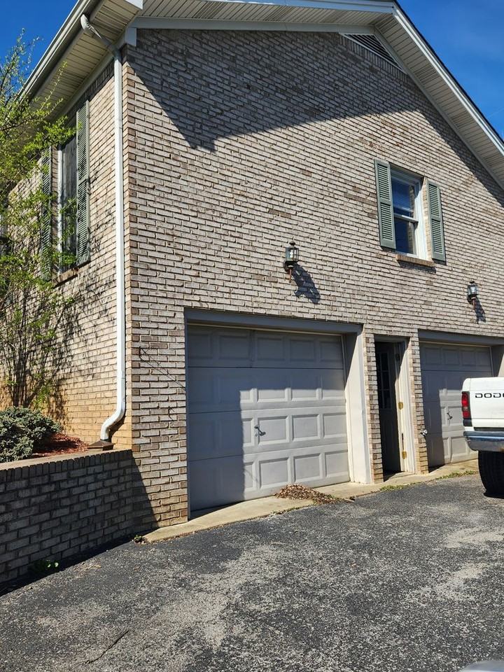 111 Robin Dr - Photo 2 of 20