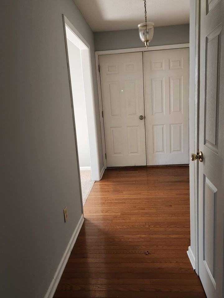 111 Robin Dr - Photo 3 of 20