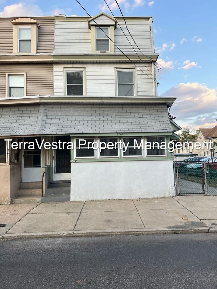 219 Bergen St - Photo 2 of 18