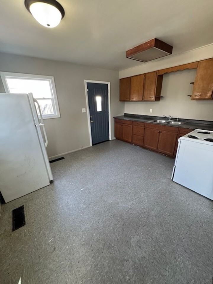 2213 Shadybrook Dr - Photo 3 of 7