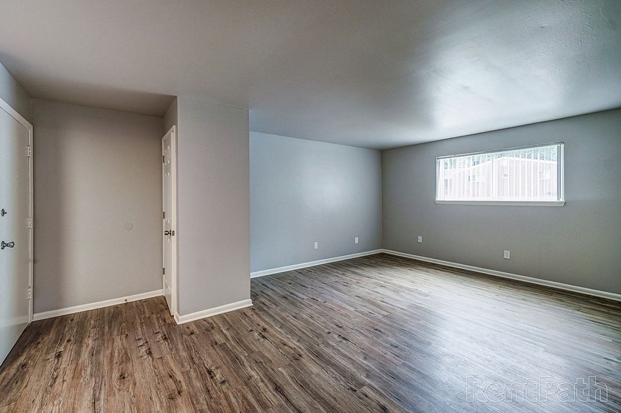 Whitehouse Manor Apartments - Photo 6 of 50