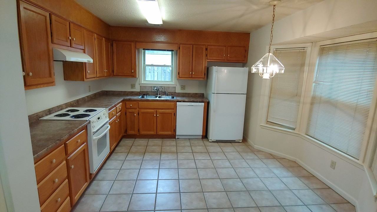 705 Reston Dr - Photo 5 of 15