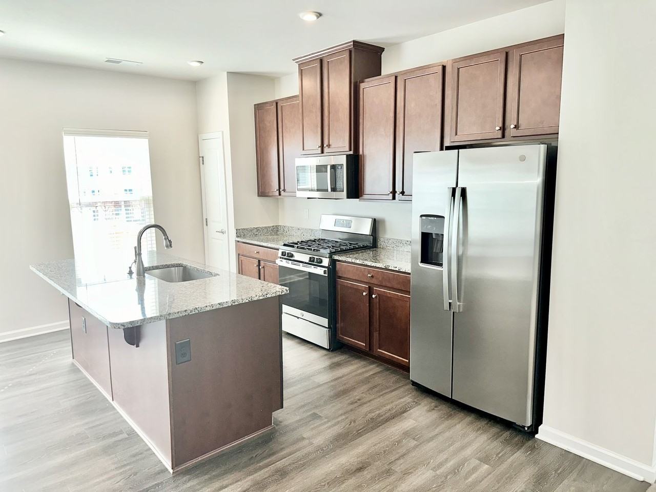 1116 Helms St - Photo 5 of 25