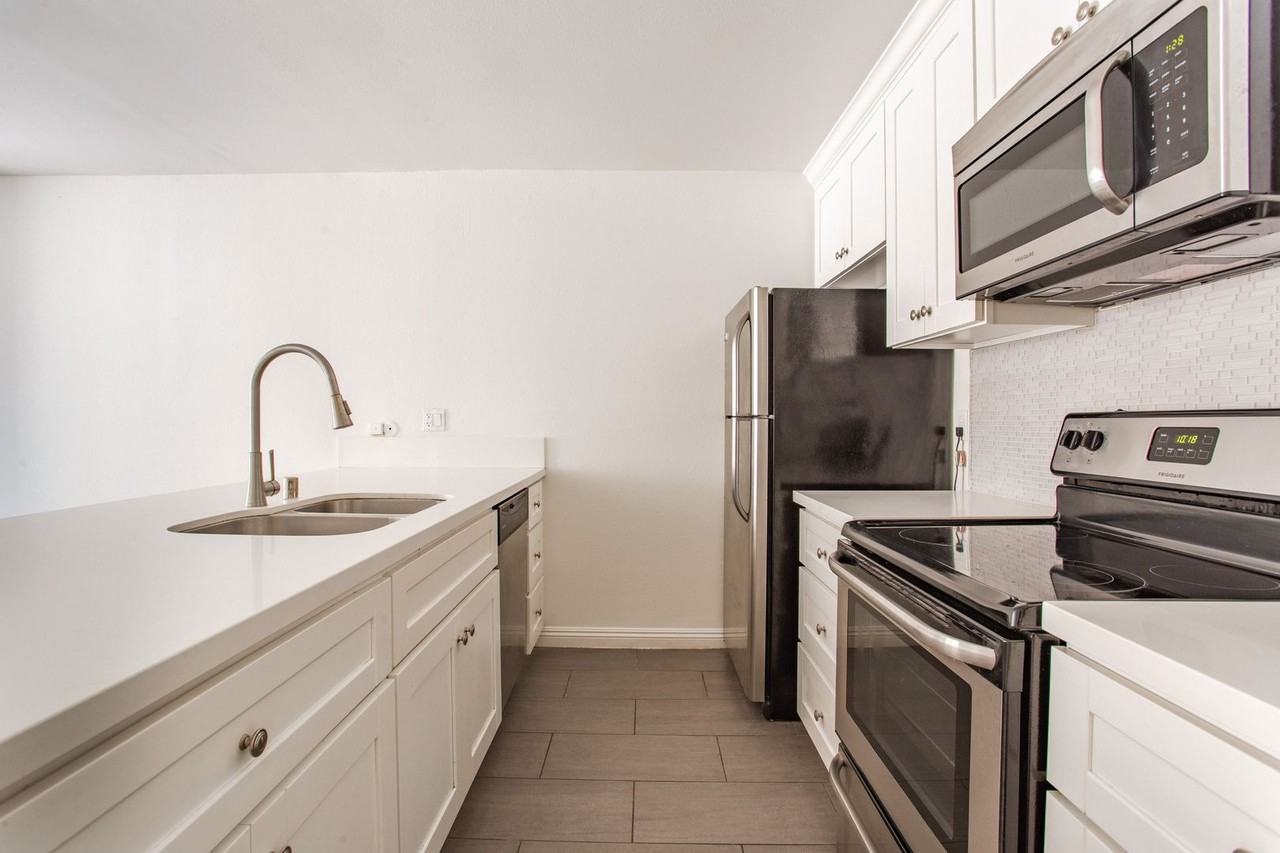 West Knoll Plaza Apartments - Photo 2 of 21