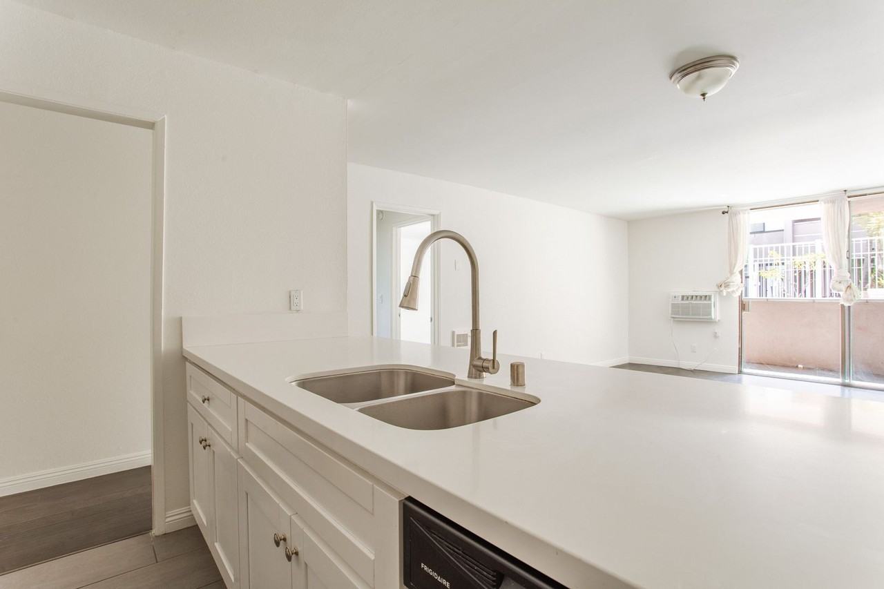 West Knoll Plaza Apartments - Photo 3 of 21