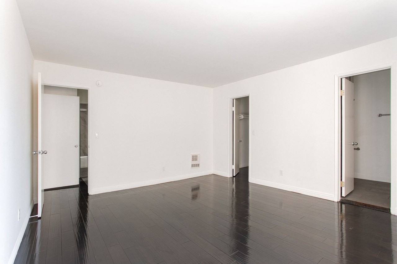 West Knoll Plaza Apartments - Photo 4 of 21