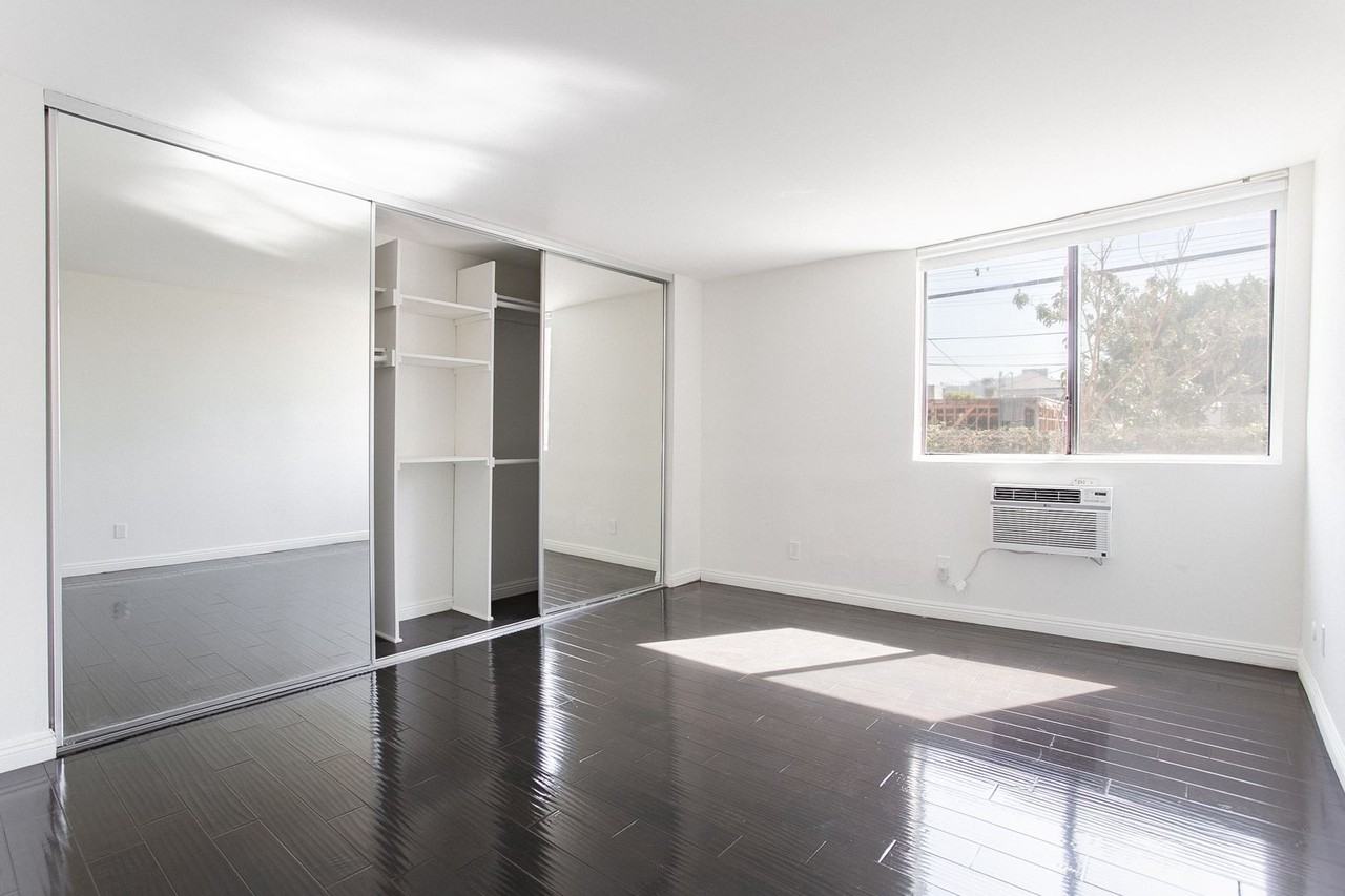 West Knoll Plaza Apartments - Photo 7 of 21