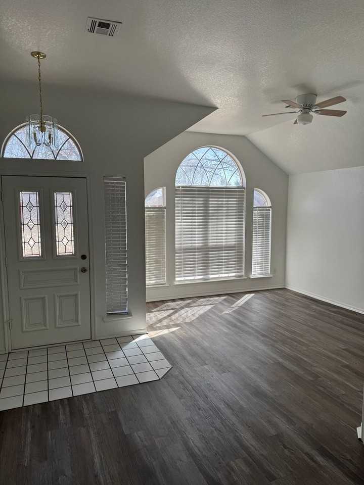 2916 Glasgow Dr - Photo 2 of 13