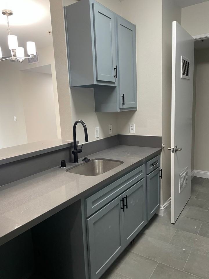 Hawthorne Regency Apartments - Photo 3 of 23