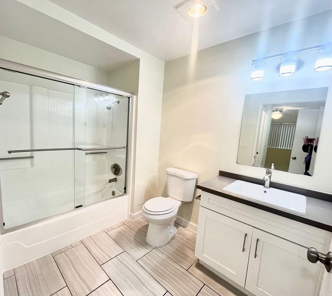 800 Glenoaks Apartments - Photo 2 of 8