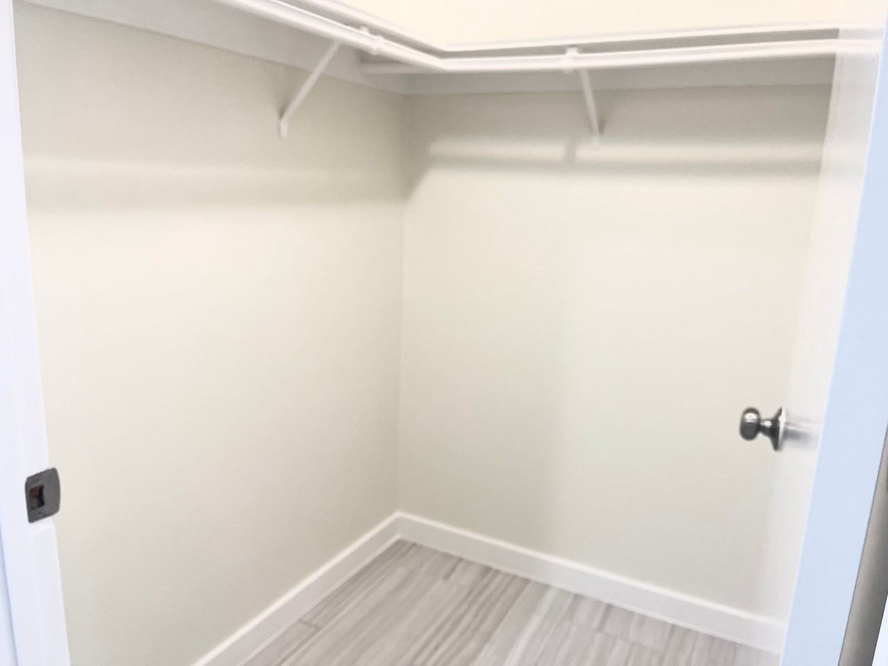 800 Glenoaks Apartments - Photo 7 of 8