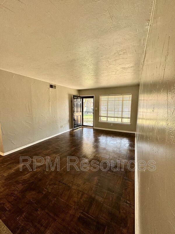 2137 Barclay Rd - Photo 7 of 23