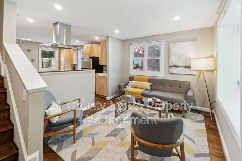 6982 Fairfax Dr - Photo 3 of 37