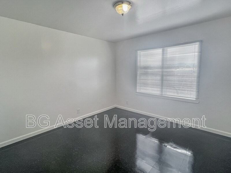 1329 Dunn Ave - Photo 2 of 15