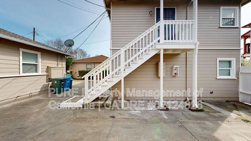 611 Bishop Dr - Photo 2 of 33