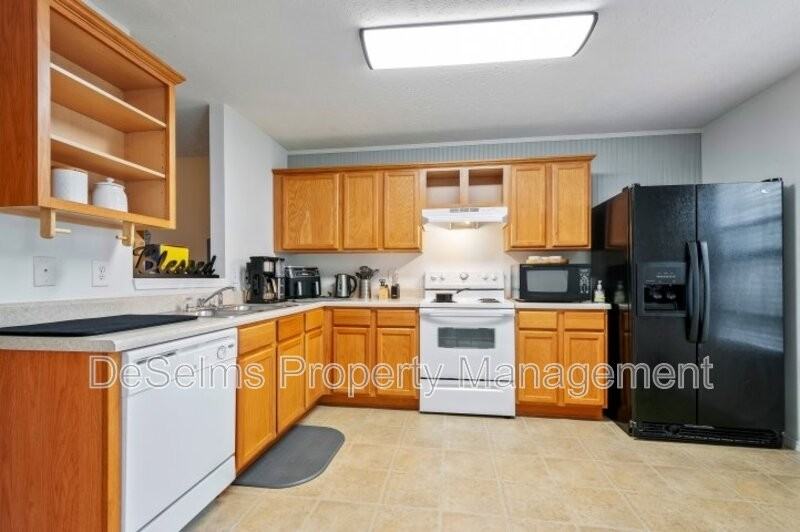 1204 Parkstone Ln - Photo 6 of 17