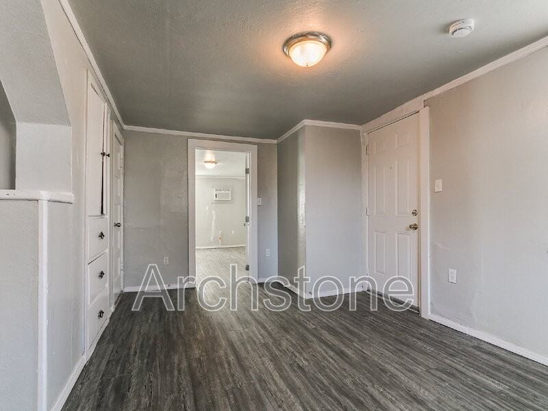 1233 N Grand Blvd - Photo 5 of 36