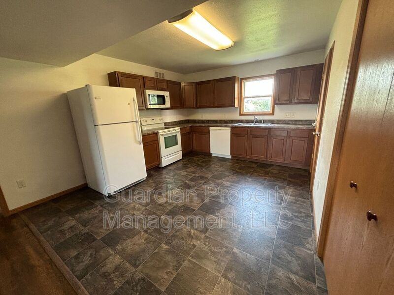 328 E 4th St - Photo 3 of 10