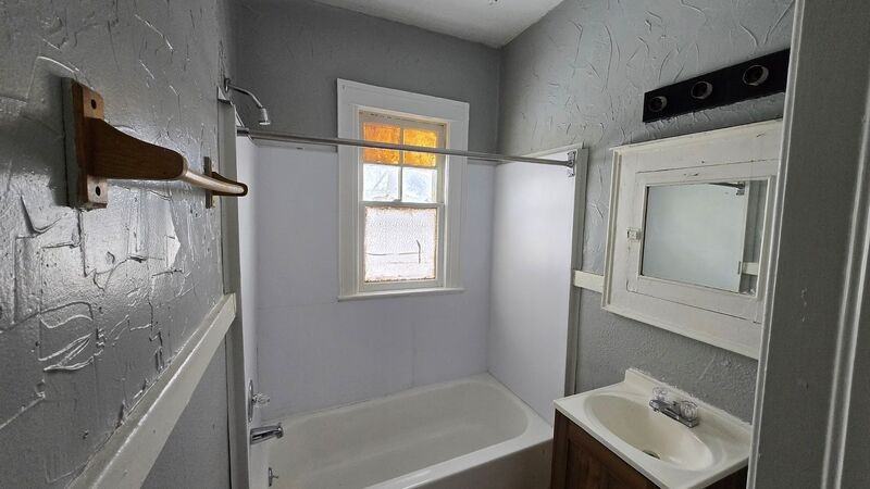 333 Rosewood Ter - Photo 7 of 8