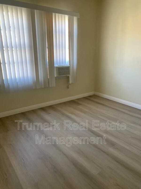 1472 E Chevy Chase Dr #B - Photo 3 of 8