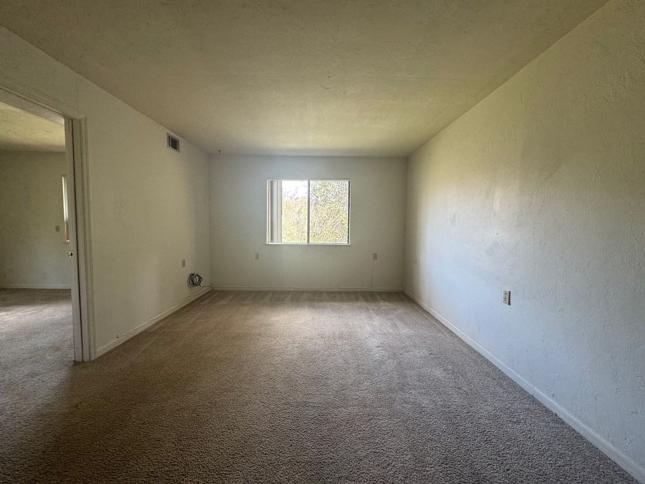 111 Se 16th Ave - Photo 3 of 9