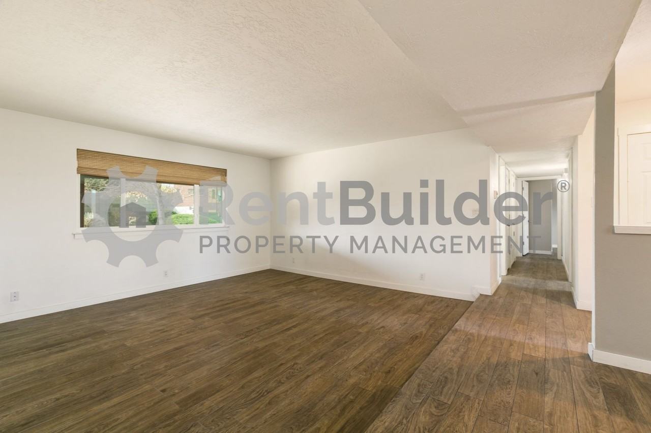 10720 Kielich Ave Ne - Photo 5 of 23