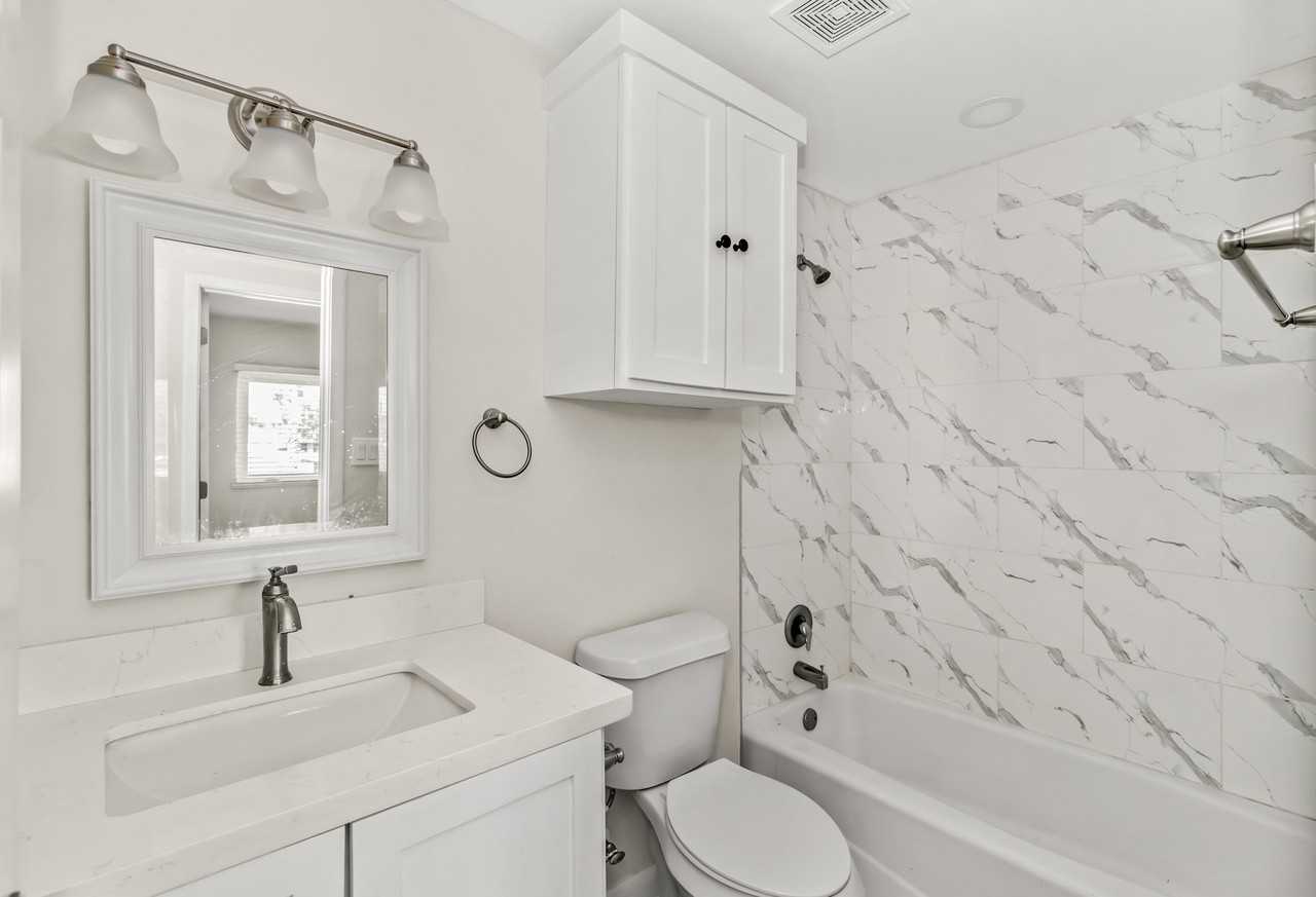 617 East Washington Street - Photo 6 of 12