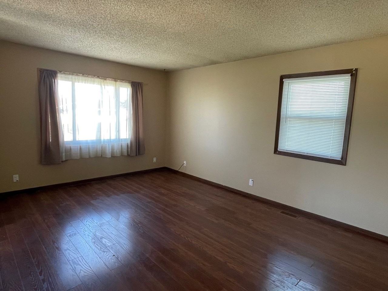 2801 E Cardinal Dr - Photo 2 of 12