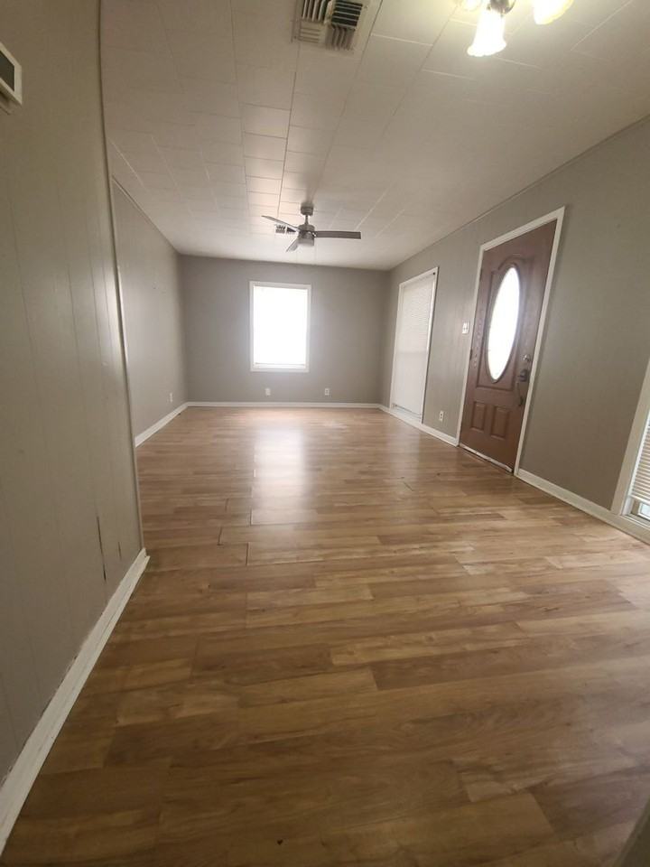 1105 Hunter Dr - Photo 2 of 8