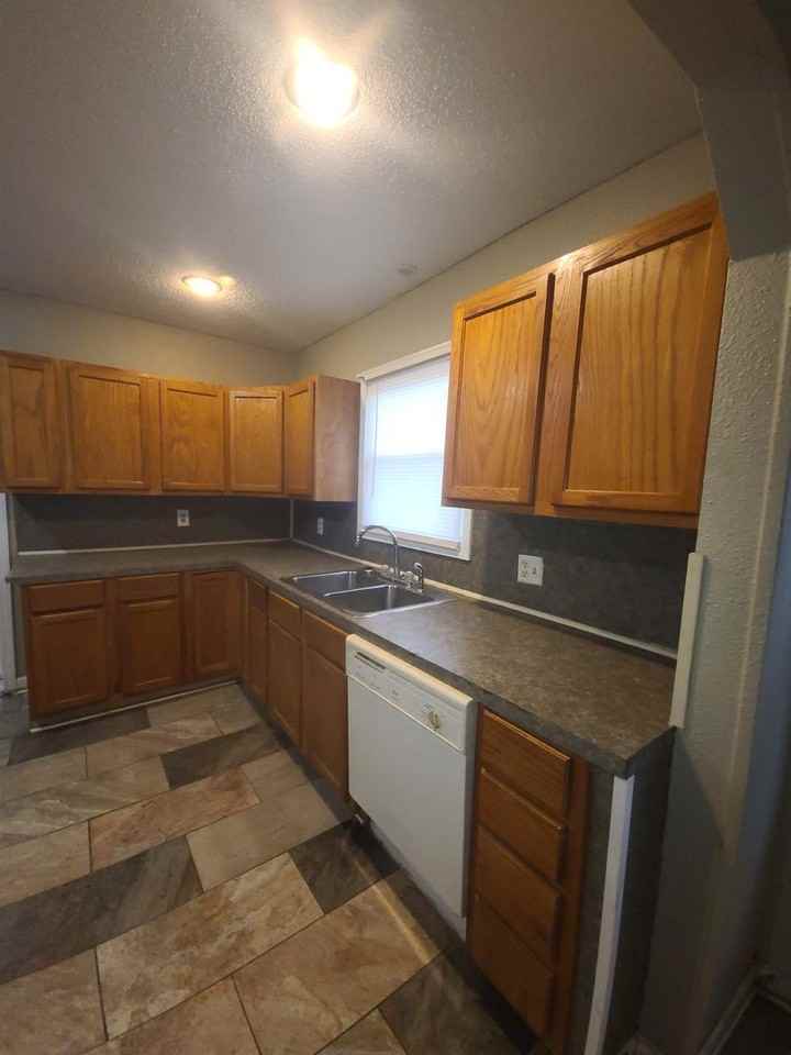 1105 Hunter Dr - Photo 3 of 8