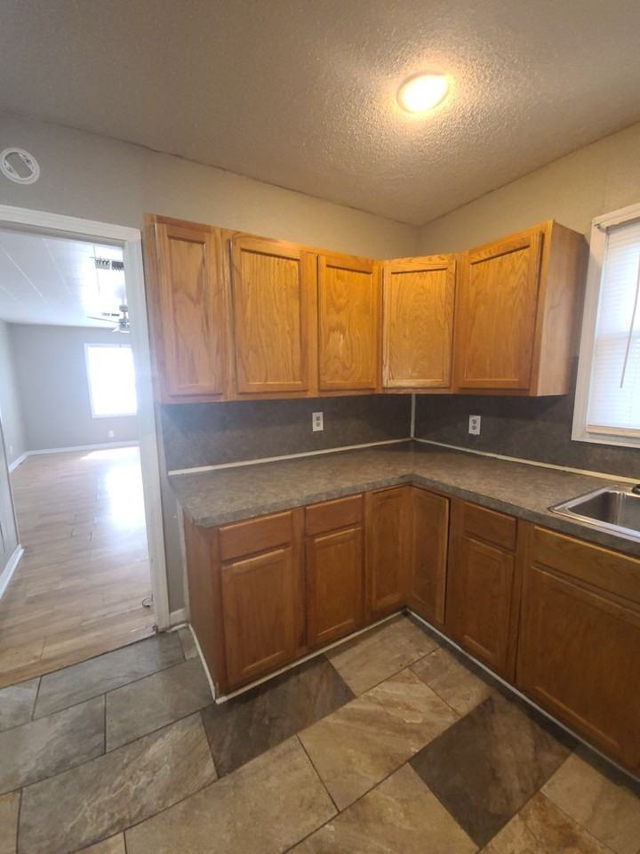 1105 Hunter Dr - Photo 4 of 8