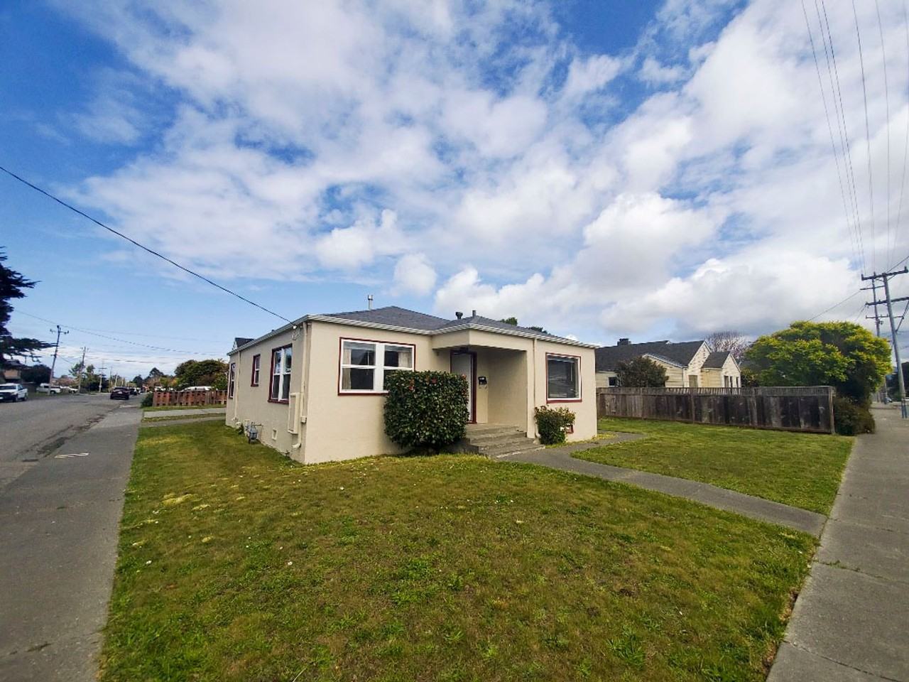 1105 Harris St - Photo 2 of 24